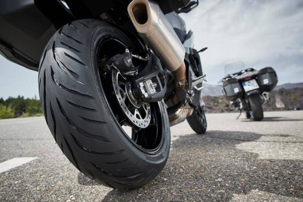 Bridgestone Battlax T33 160/60ZR17 69W TL DOT1025